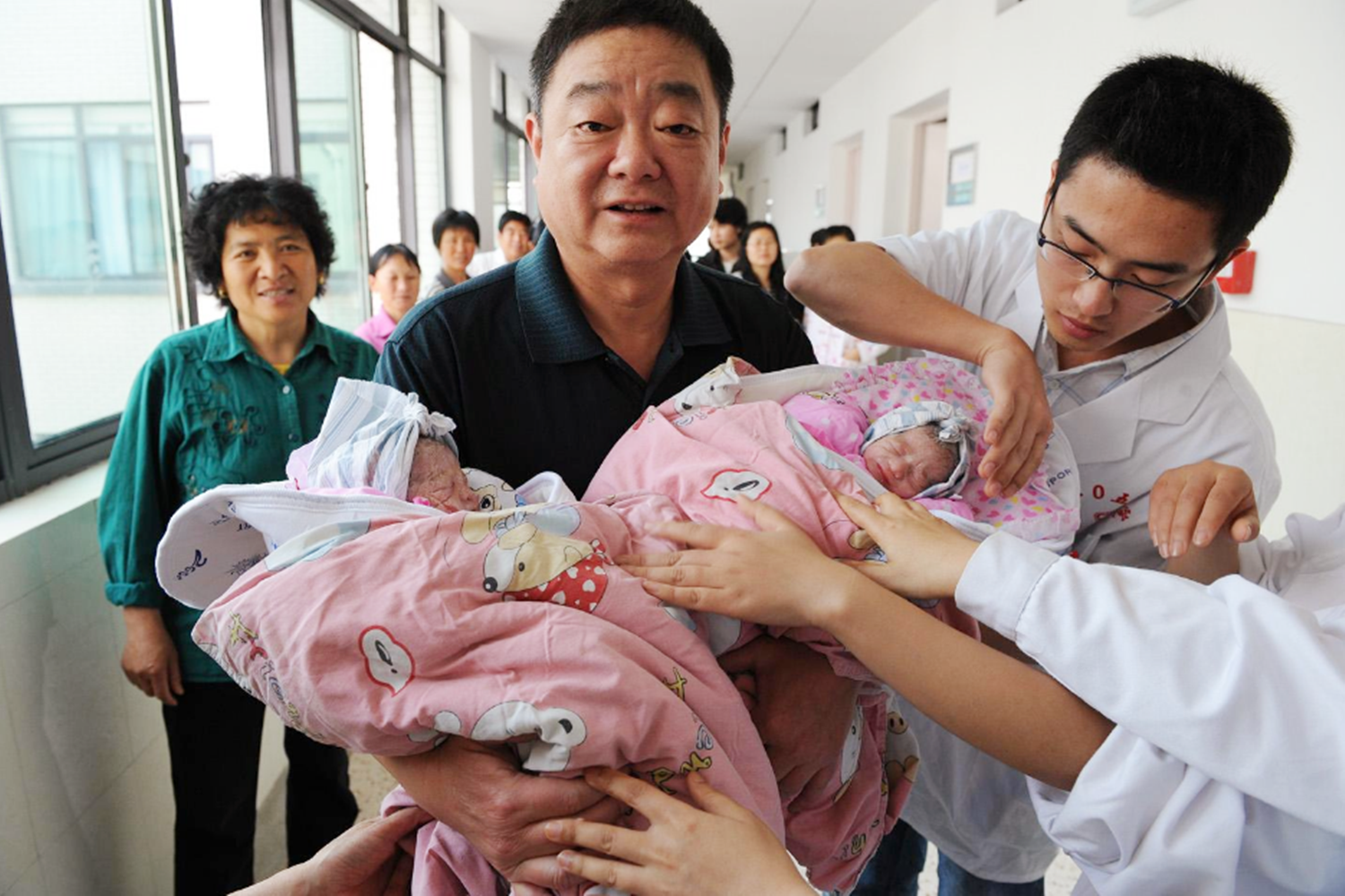 香港邮寄验血全是假的,10年之后，那个曾经在60岁做试管生双胞胎的老人，现在