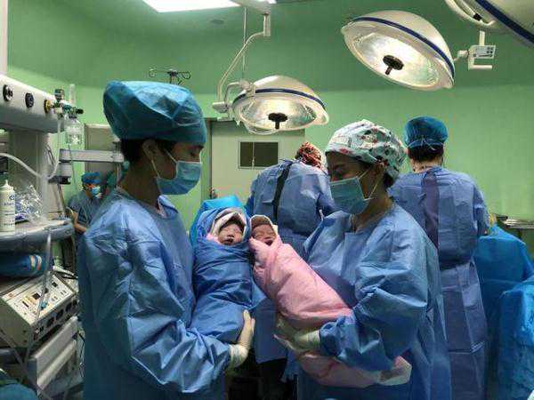 香港验血全是女孩,哥哥2830克，妹妹2190克，包头首例双胎试管婴儿诞生