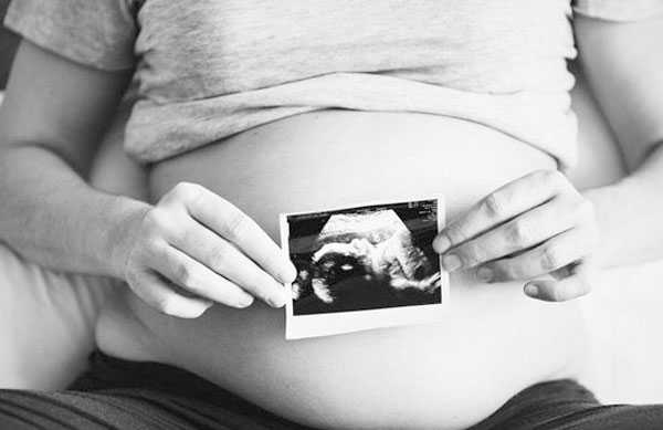 怀孕6周胚胎4mm香港验血准不,女方是单角子宫，在黑龙江双城能不能做试管婴儿